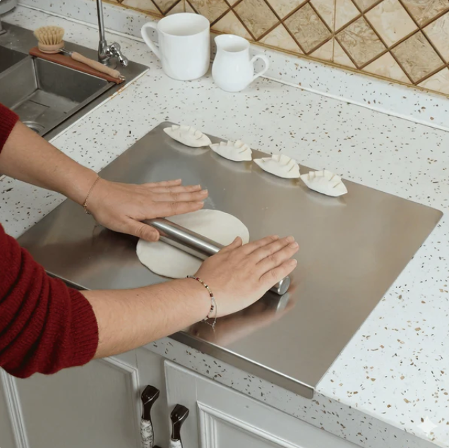 Planche à découper en acier inoxydable avec protection antidérapante, bord sécurisé et surface résistante pour la cuisine et la pâtisserie